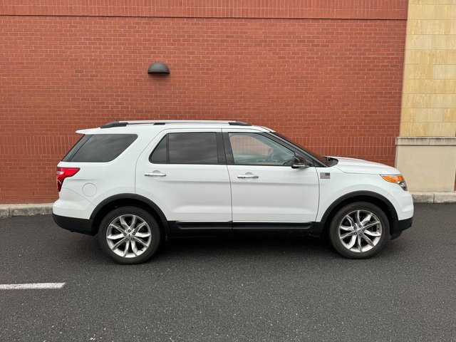 Used 2015 Ford Explorer XLT w/ Equipment Group 202B image 2