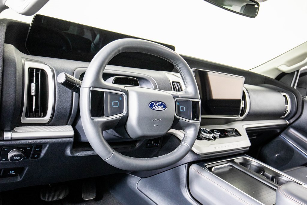 Used 2025 Ford Expedition Active image 18