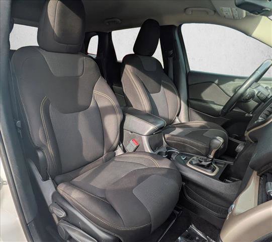 Used 2017 Jeep Cherokee Latitude w/ Comfort & Sound Group image 20