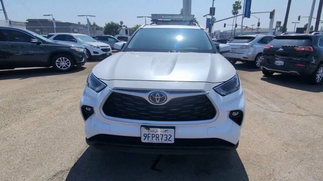 Used 2023 Toyota Highlander XLE image 3