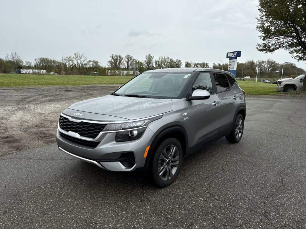 Used 2023 Kia Seltos LX AWD/4WD image 4