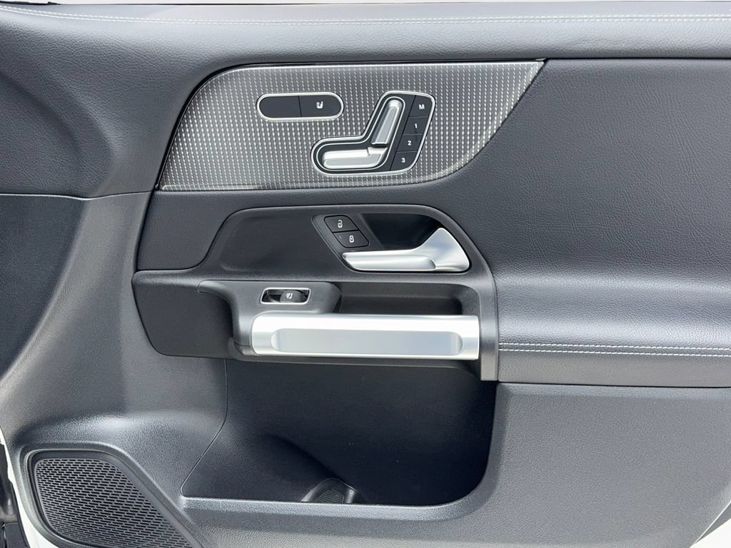 Used 2023 Mercedes-Benz GLB 250 4MATIC w/ Premium Package image 50