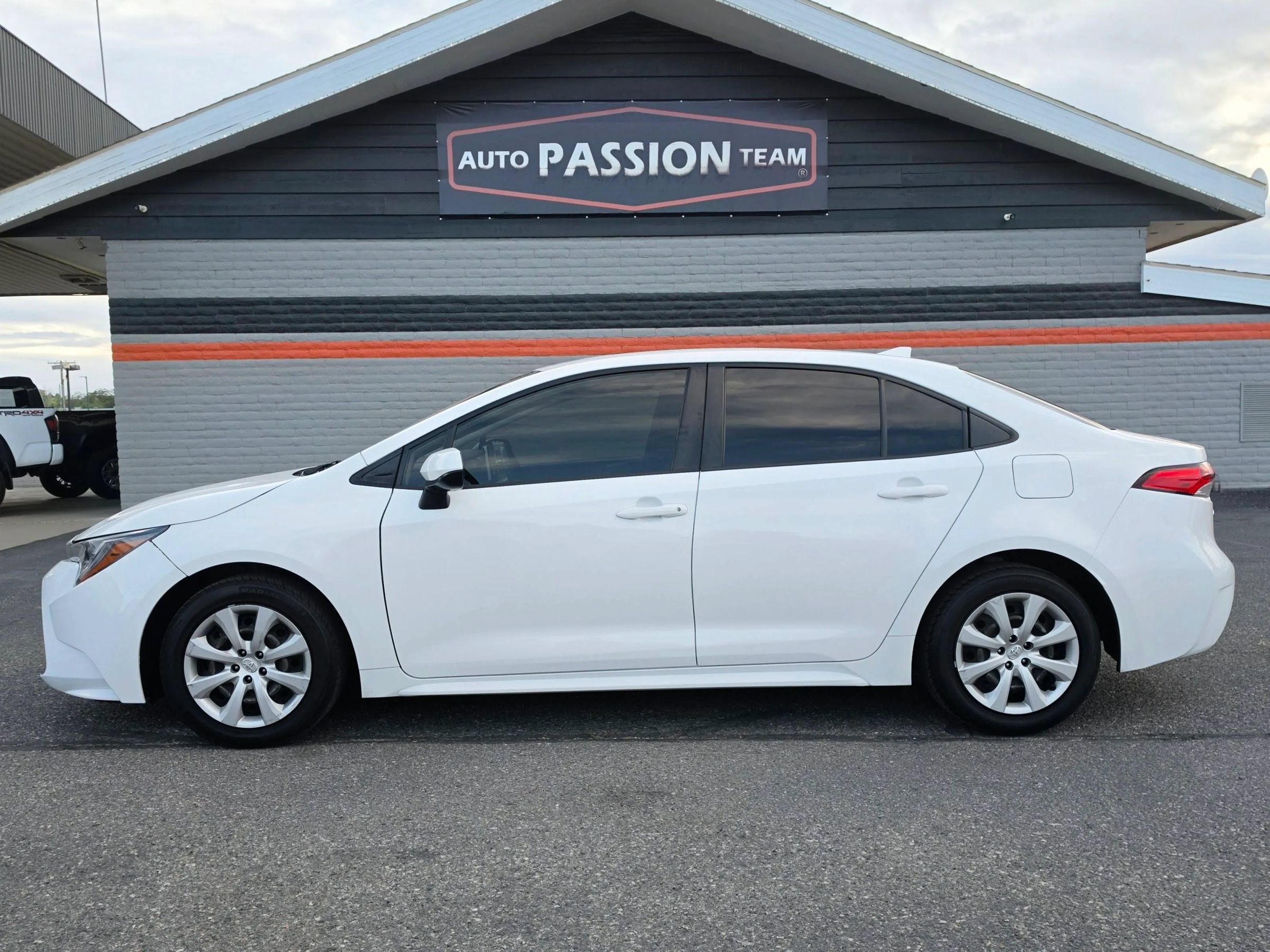 Used 2021 Toyota Corolla LE w/ Carpet Mat Package (TMS) FWD image 2