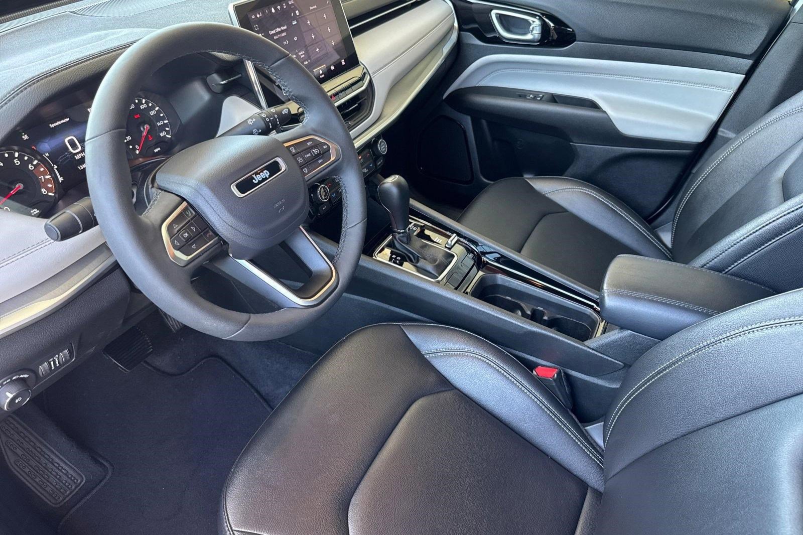 Used 2025 Jeep Compass Limited AWD/4WD image 4