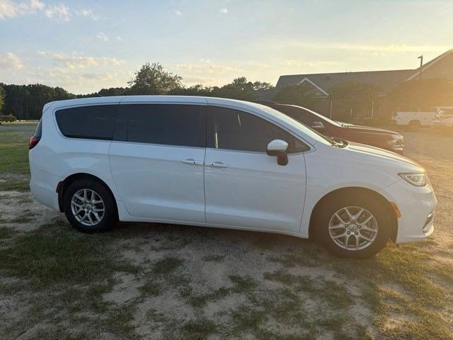 Used 2023 Chrysler Pacifica Touring-L FWD image 17