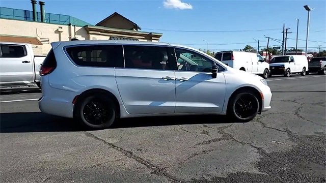 Used 2024 Chrysler Pacifica Touring-L image 8