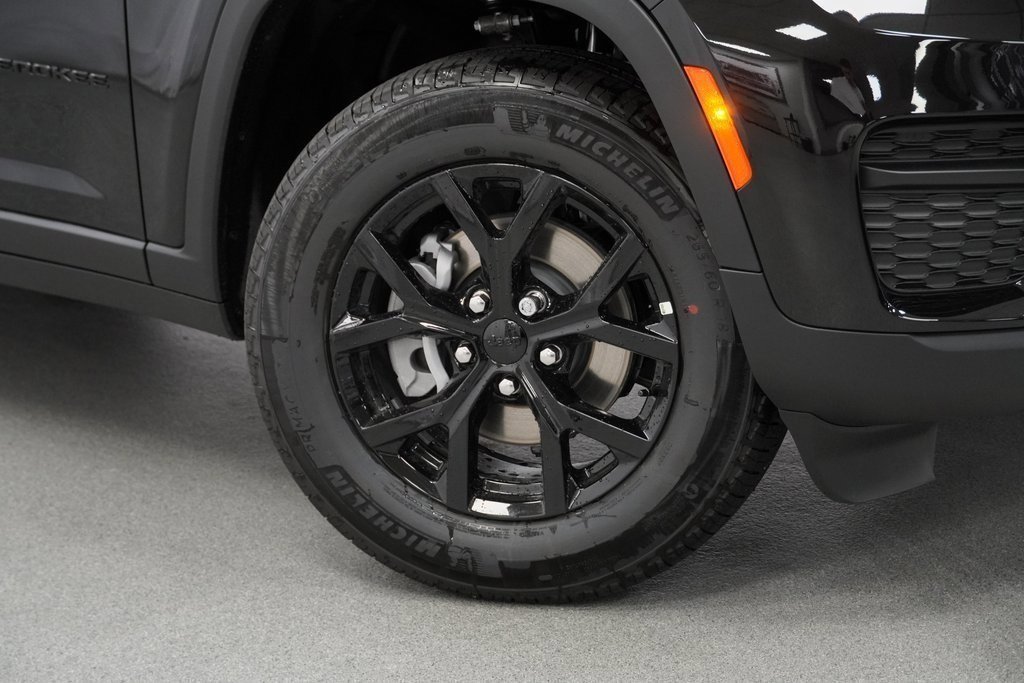 New 2025 Jeep Grand Cherokee Altitude image 4