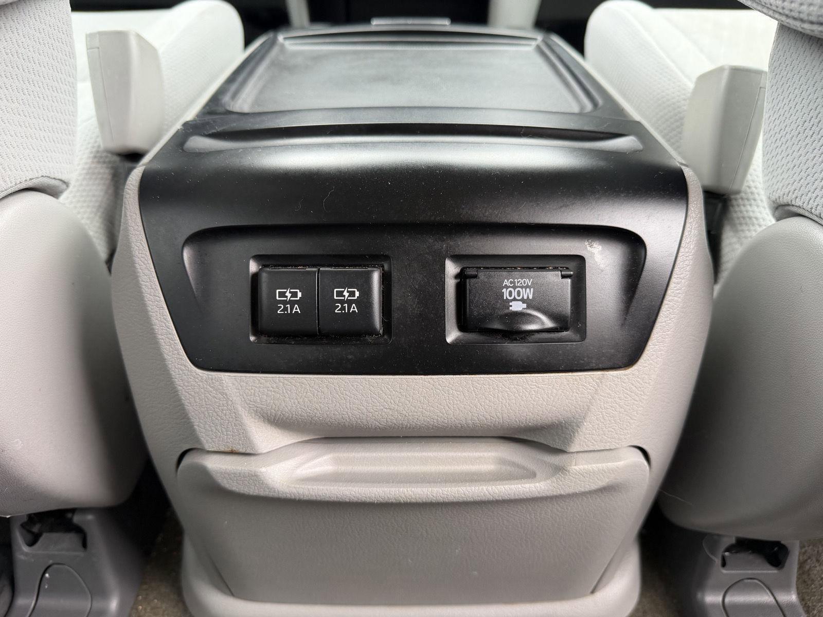 Used 2018 Toyota Sienna LE w/ Carpet Mat Package FWD image 25