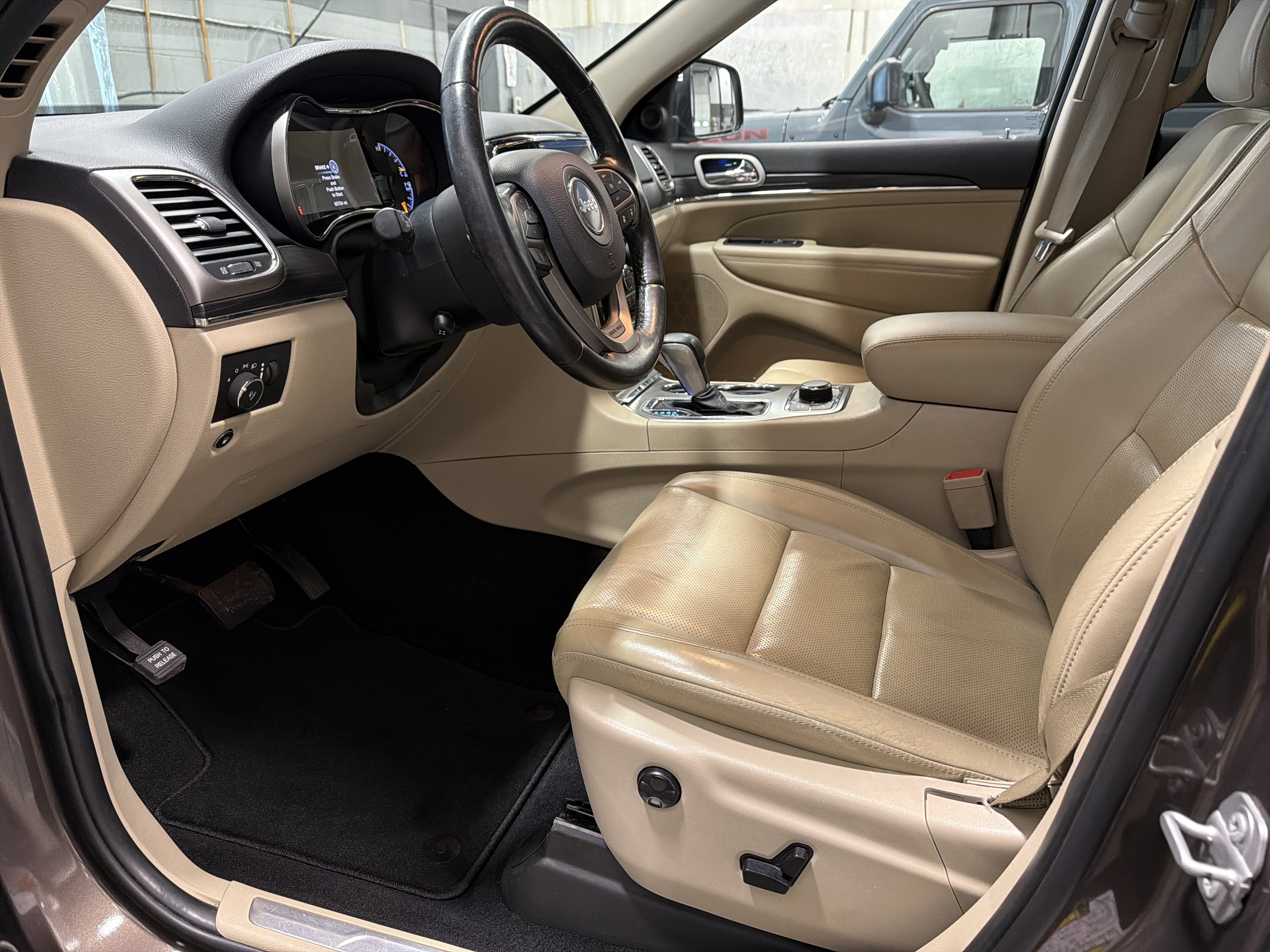 Used 2020 Jeep Grand Cherokee Limited w/ Luxury Group II image 3