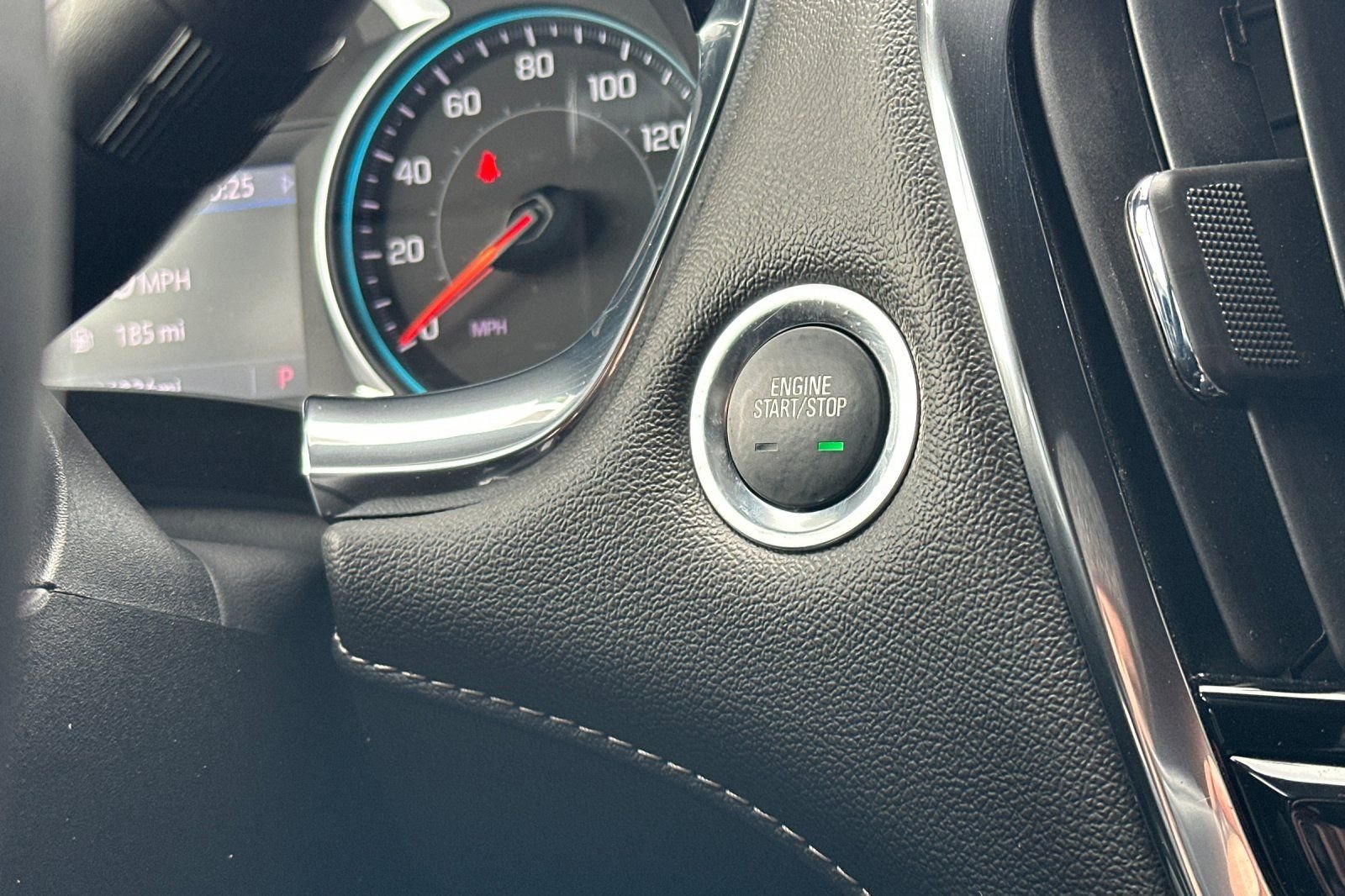 Used 2023 Chevrolet Traverse LT FWD image 26