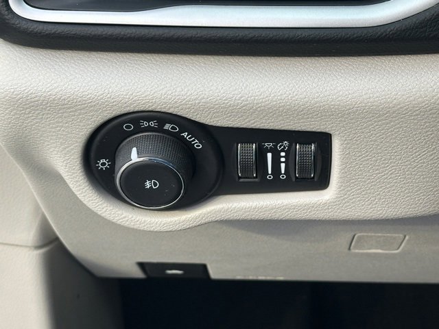 Used 2024 Chrysler Pacifica Touring-L image 25