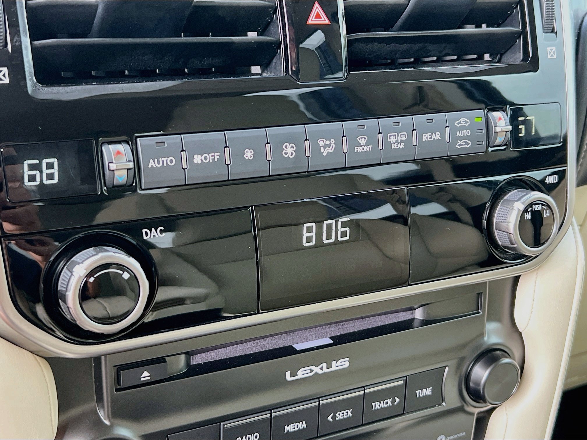 Used 2023 Lexus GX 460 Premium w/ Accessory Package AWD/4WD image 27