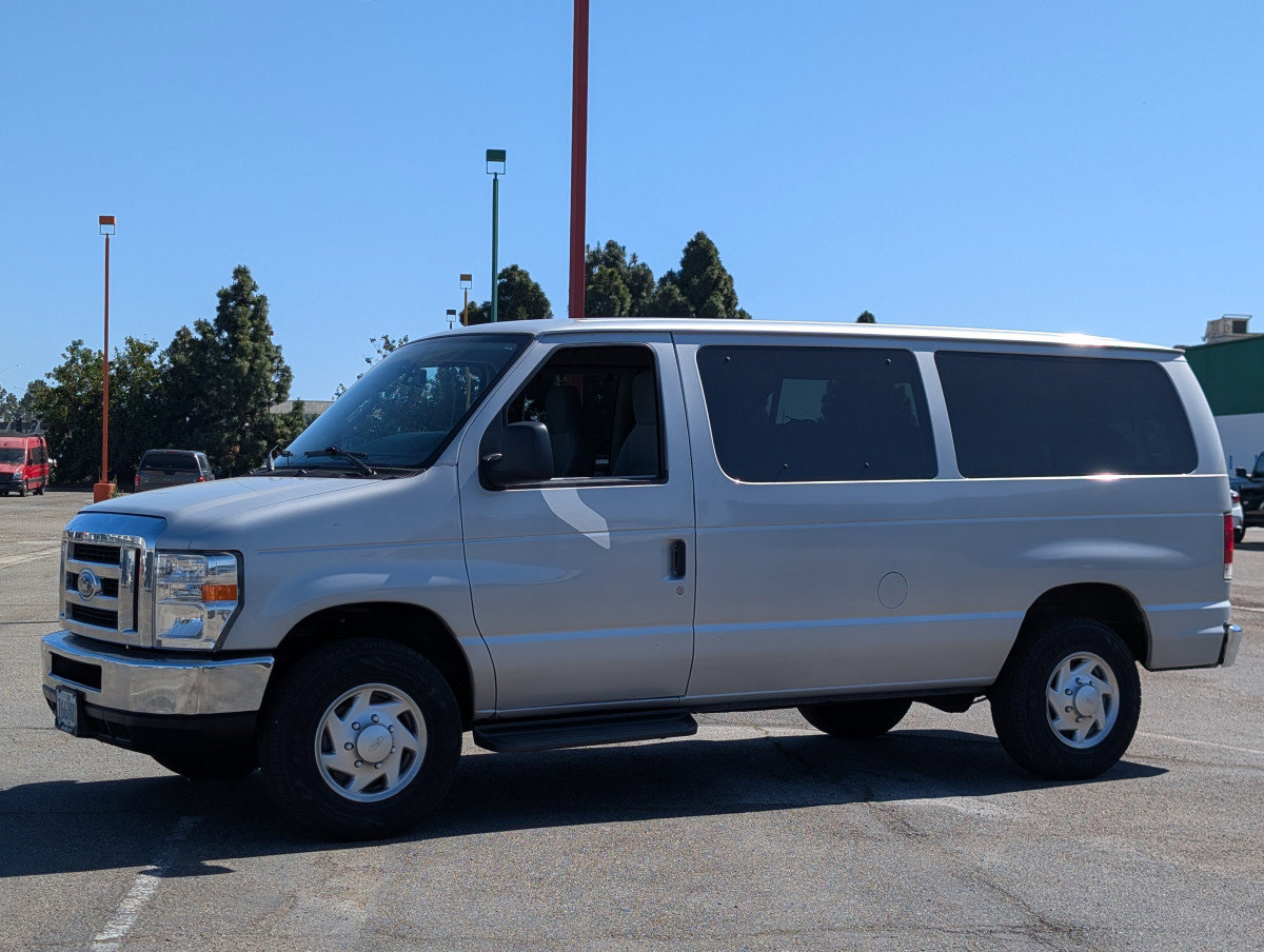 Used 2013 Ford E-350 and Econoline 350 XLT image 3