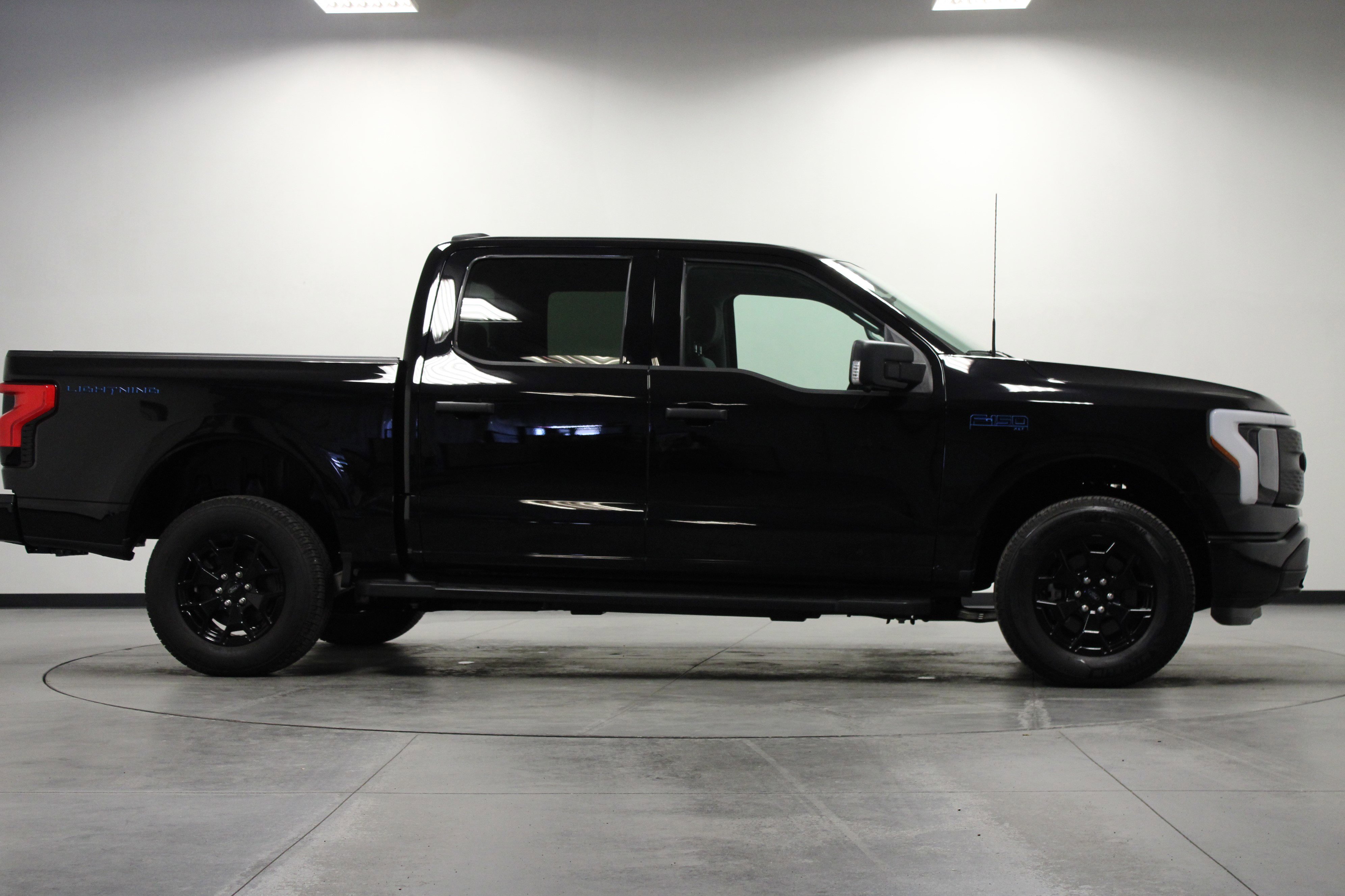Used 2025 Ford F150 Lightning XLT AWD/4WD image 3