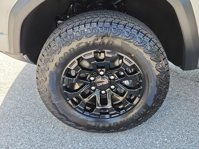 New 2026 GMC Canyon Elevation w/ LPO, Black Badging Package RWD image 6