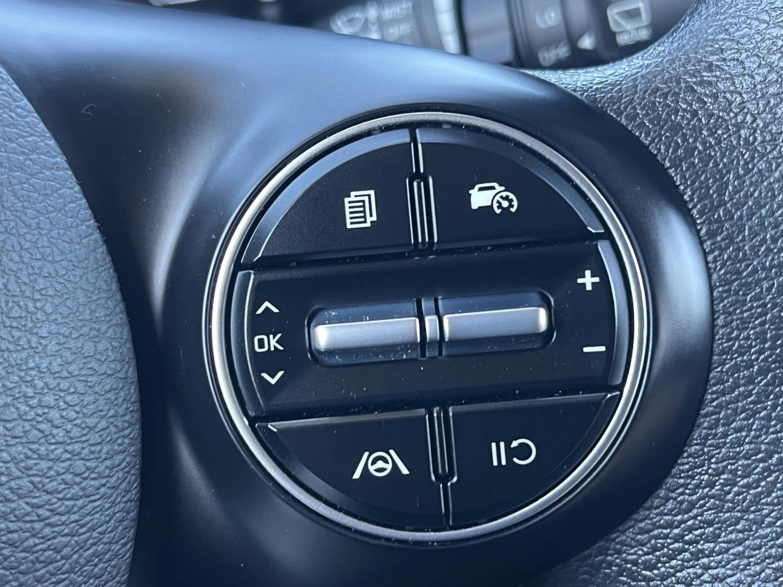 Used 2025 Kia Soul LX w/ LX Technology Package FWD image 30