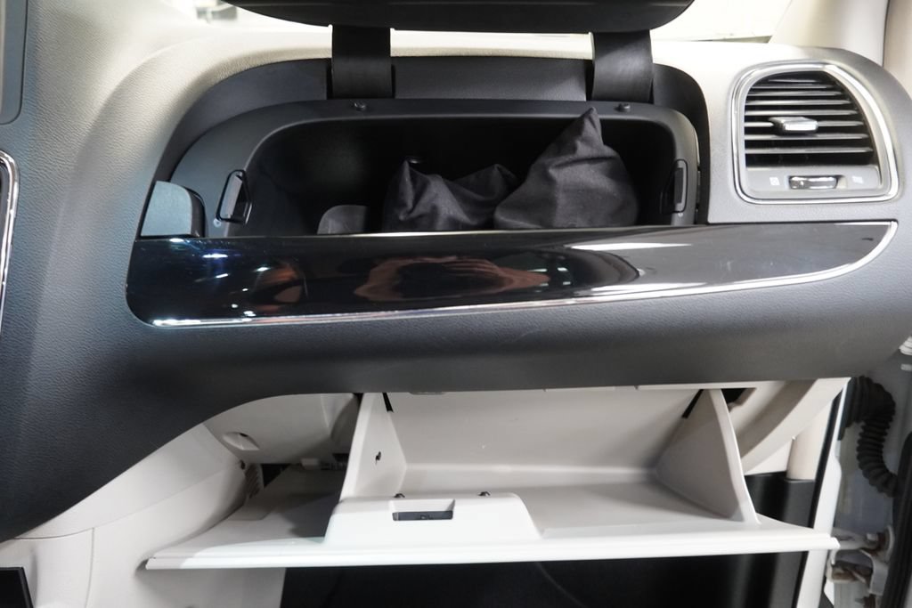 Used 2014 Chrysler Town & Country Touring-L FWD image 39