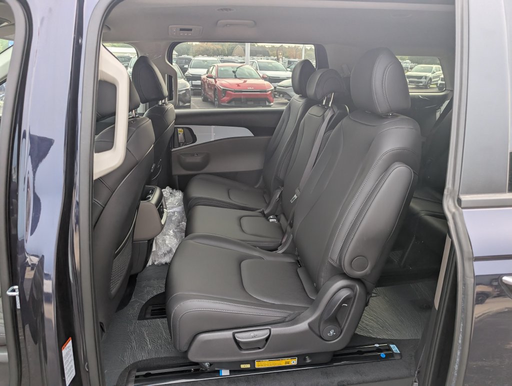 New 2026 Kia Carnival FWD image 9