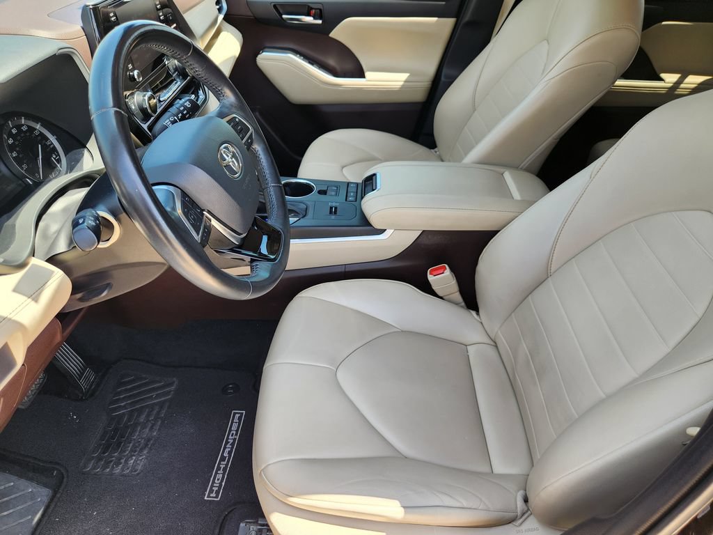 Used 2021 Toyota Highlander XLE FWD image 13