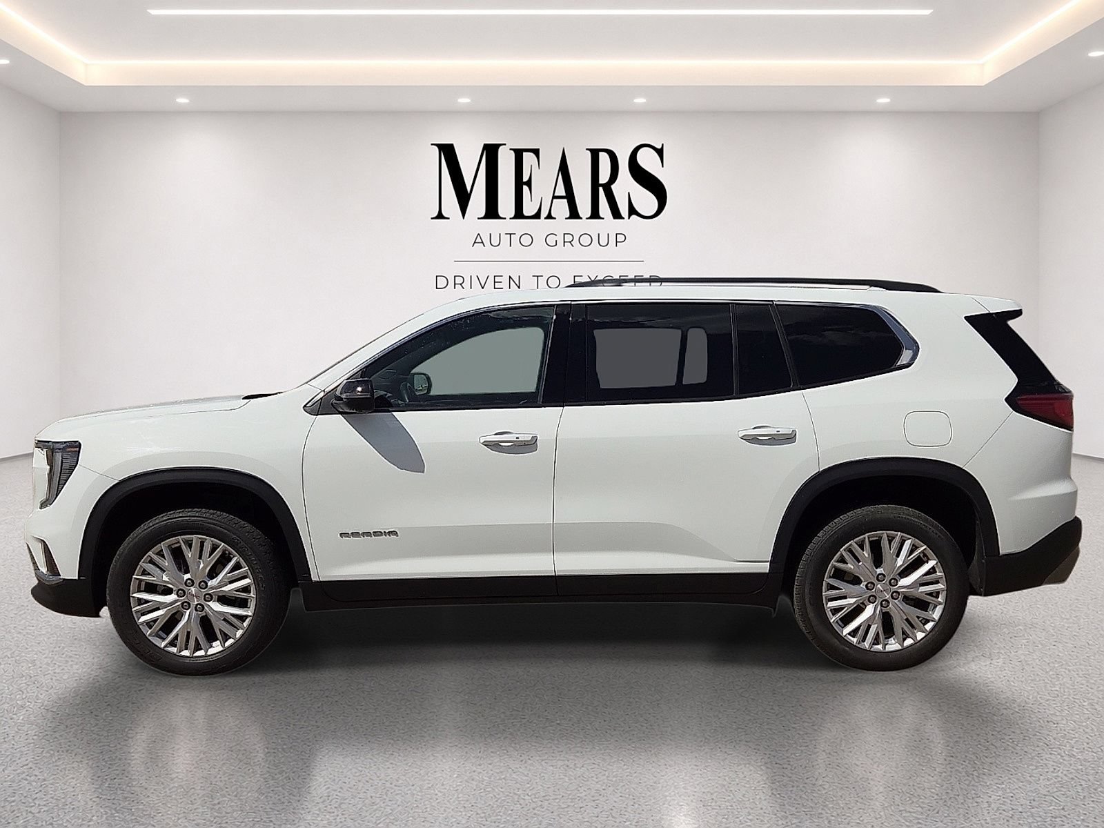 Used 2025 GMC Acadia Elevation w/ Elevation Premium Package FWD image 2