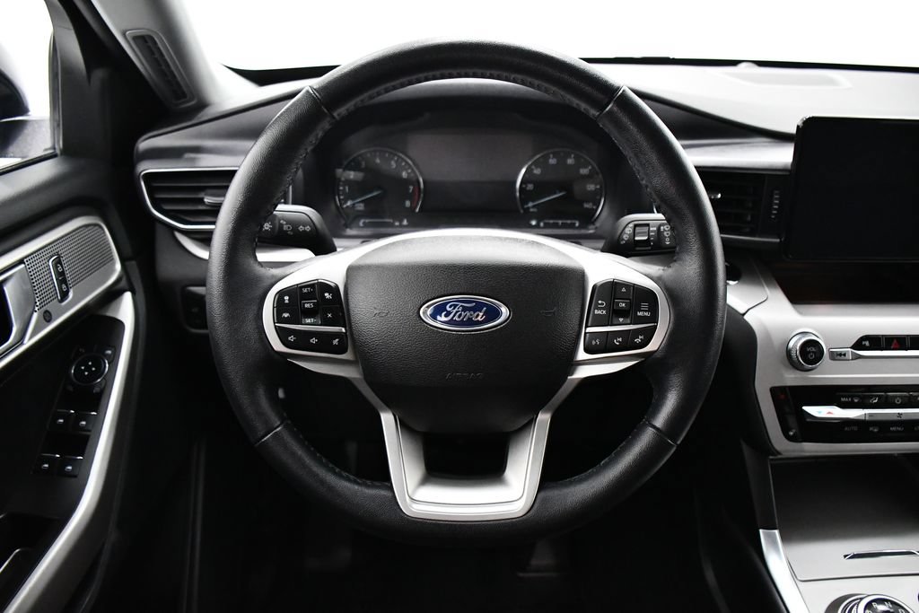 Used 2024 Ford Explorer XLT w/ Equipment Group 202A AWD/4WD image 9