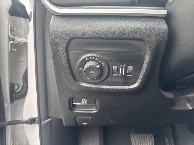 Used 2023 Jeep Grand Cherokee Limited w/ Black Appearance Package image 16