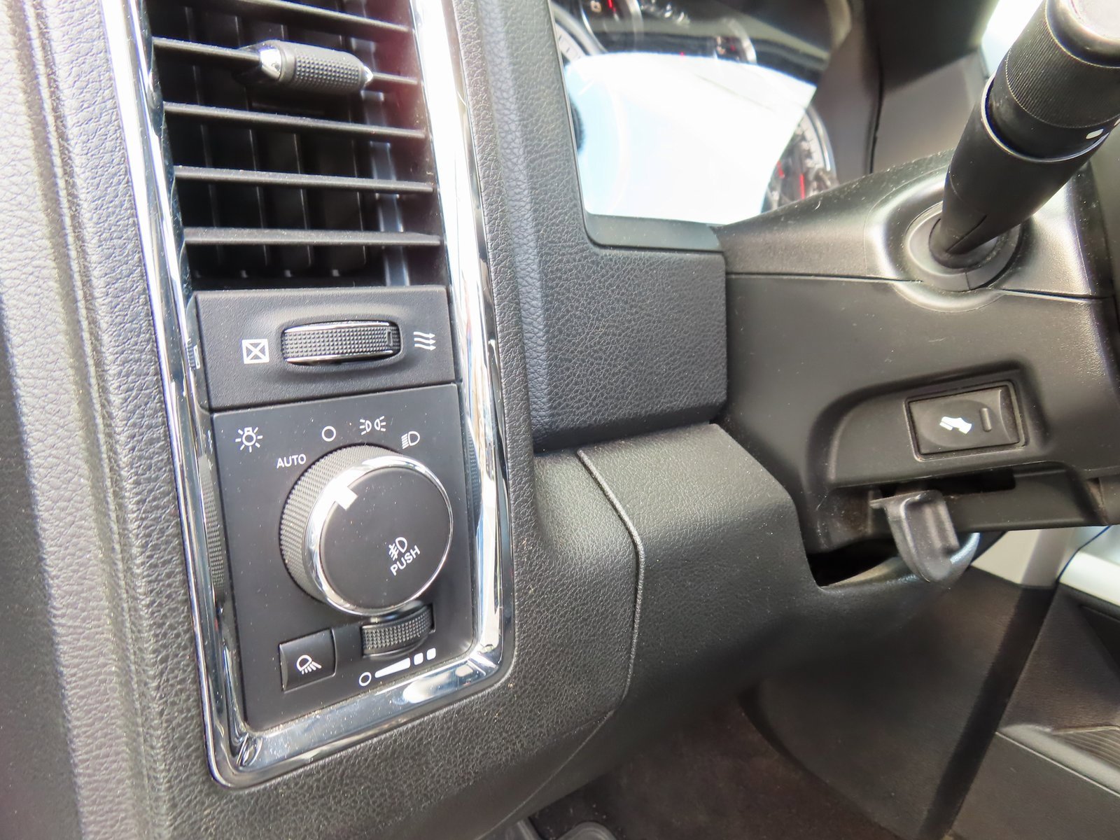 Used 2014 RAM 1500 Laramie w/ Convenience Group image 16