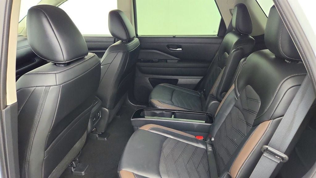 Used 2025 Nissan Pathfinder Platinum AWD/4WD image 22