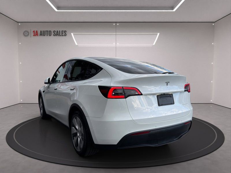 Used 2021 Tesla Model Y Long Range image 3