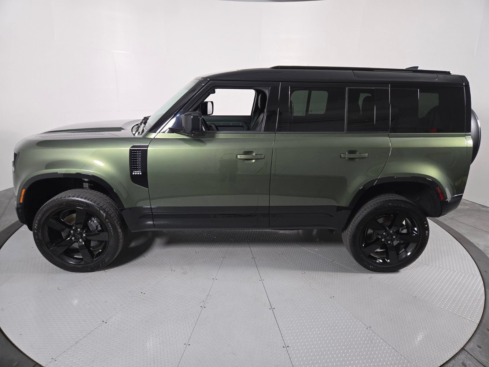 Used 2026 Land Rover Defender 110 X-Dynamic SE AWD/4WD image 8