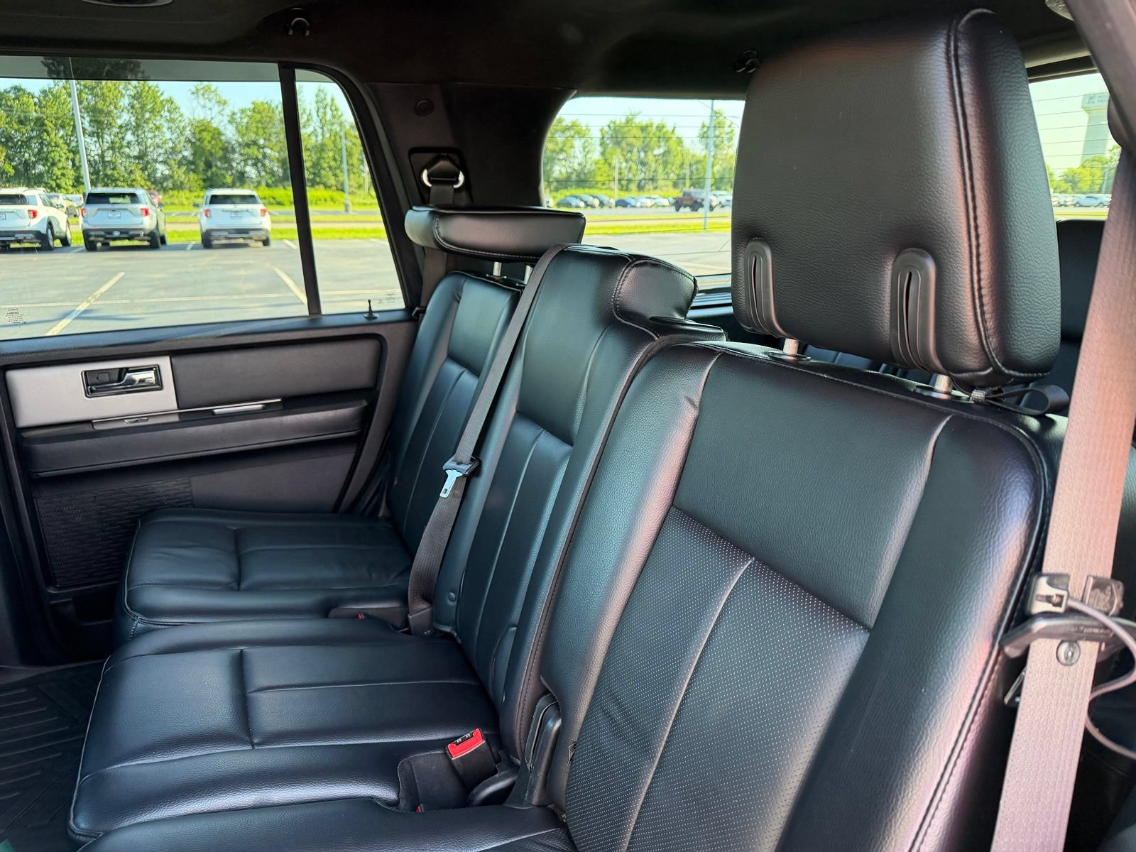 Used 2017 Ford Expedition XLT w/ Equipment Group 202A AWD/4WD image 14