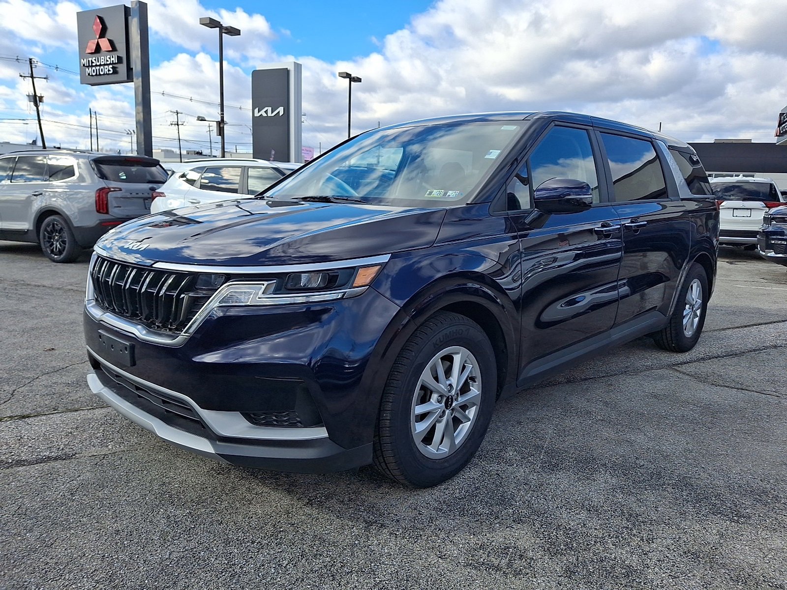 Used 2023 Kia Carnival LX image 3