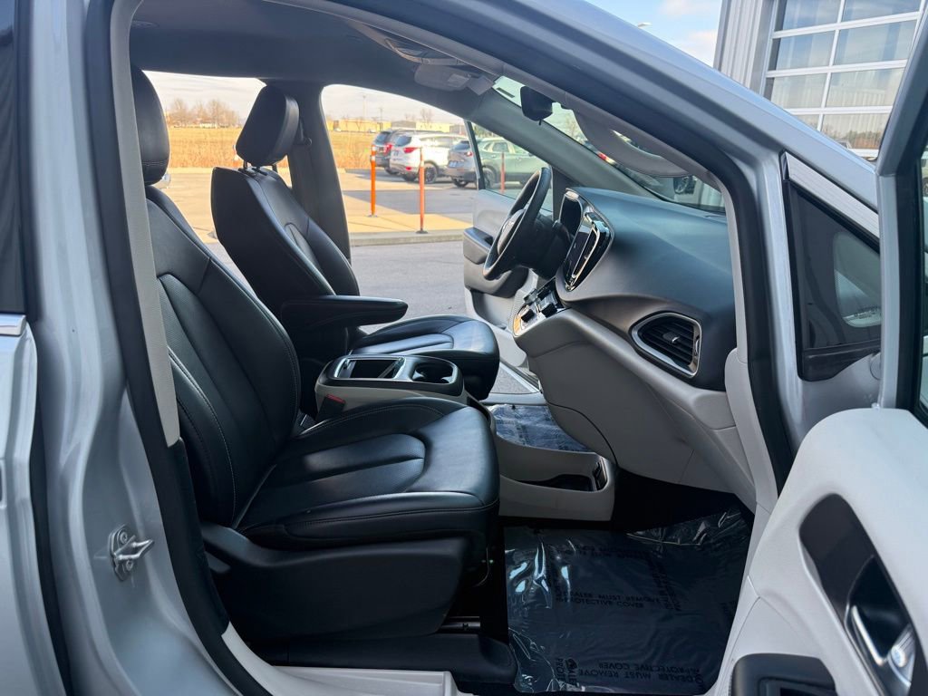 Used 2024 Chrysler Pacifica Touring-L image 17