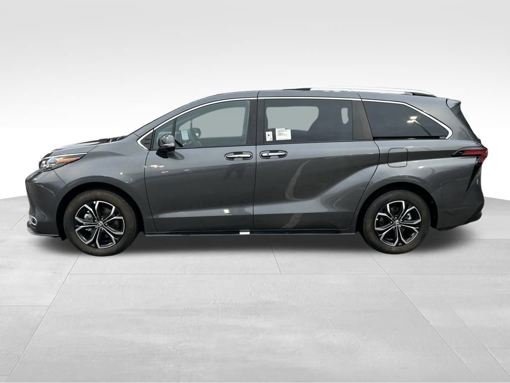 Used 2025 Toyota Sienna Platinum image 2