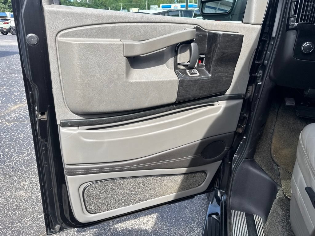 Used 2016 Chevrolet Express 2500 RWD image 15