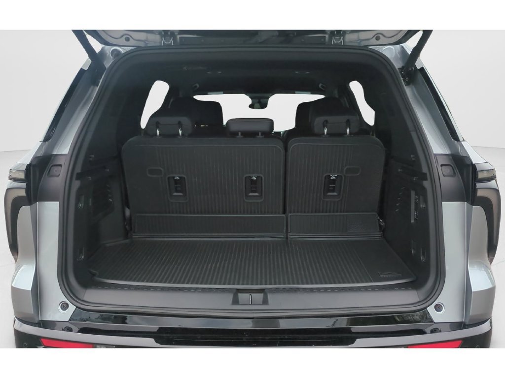 Used 2025 Chevrolet Traverse High Country FWD image 9