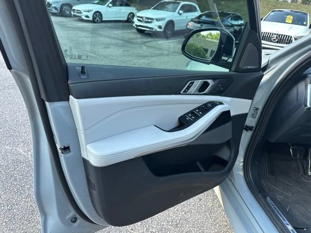Used 2025 BMW X5 xDrive40i w/ M Sport Package AWD/4WD image 13