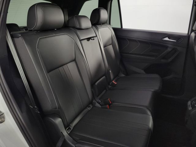 Used 2022 Volkswagen Tiguan SE R-Line image 16