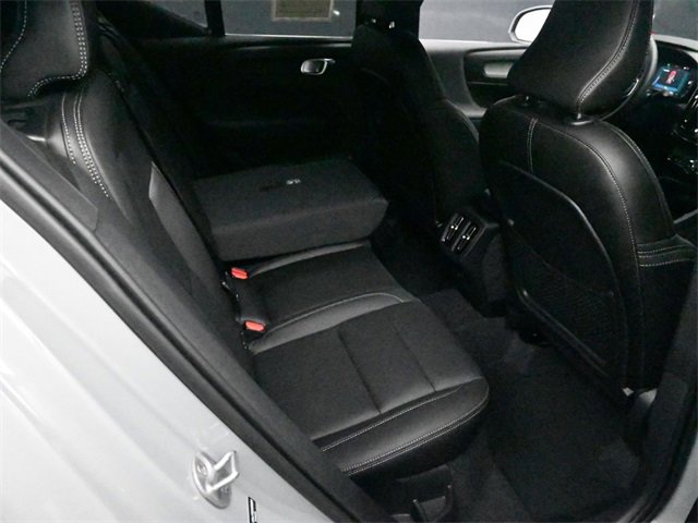 Used 2025 Volvo XC40 B5 Core image 27