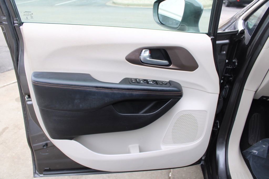 Used 2017 Chrysler Pacifica Touring-L image 19