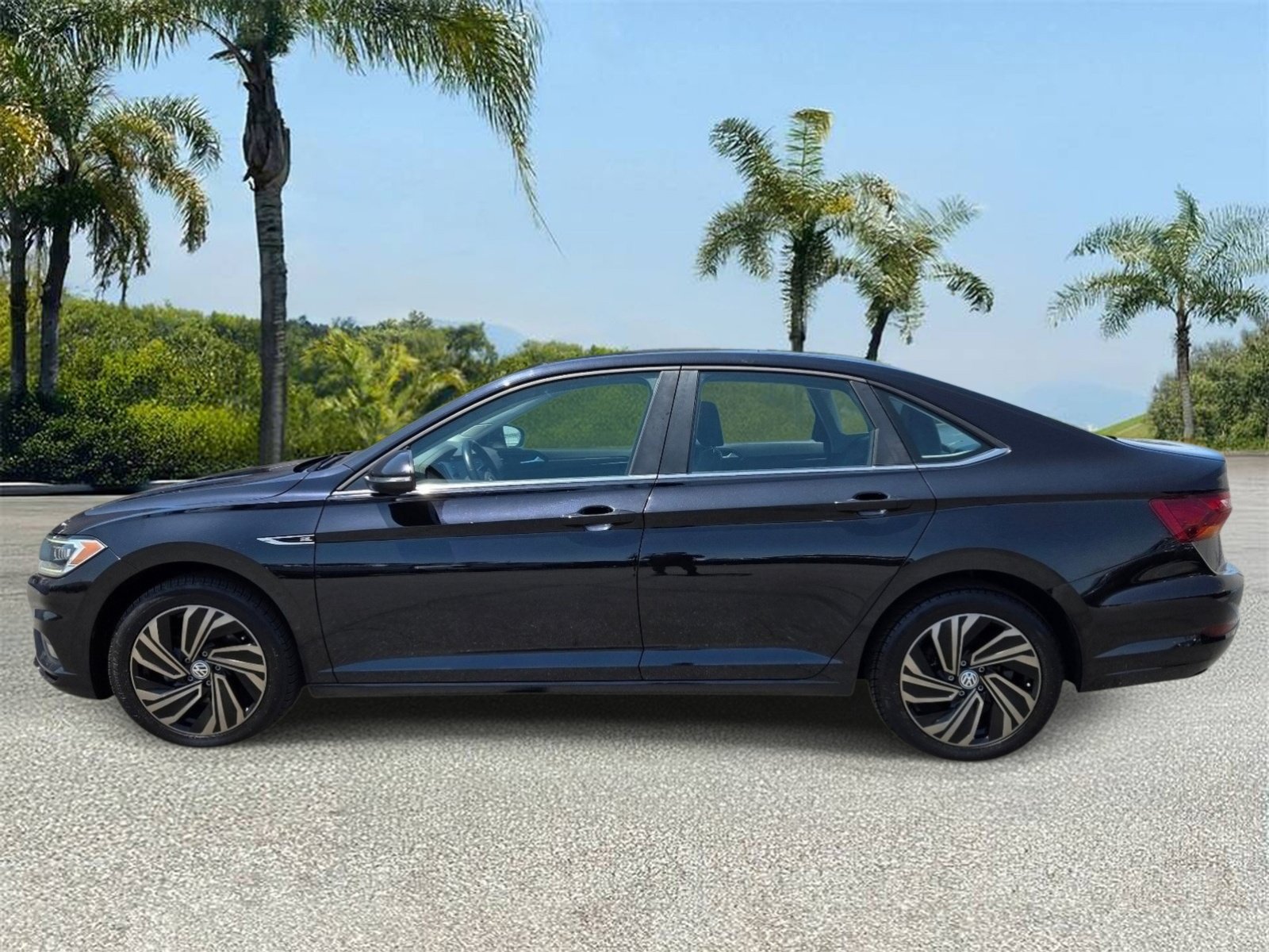 Used 2019 Volkswagen Jetta SEL Premium FWD image 2