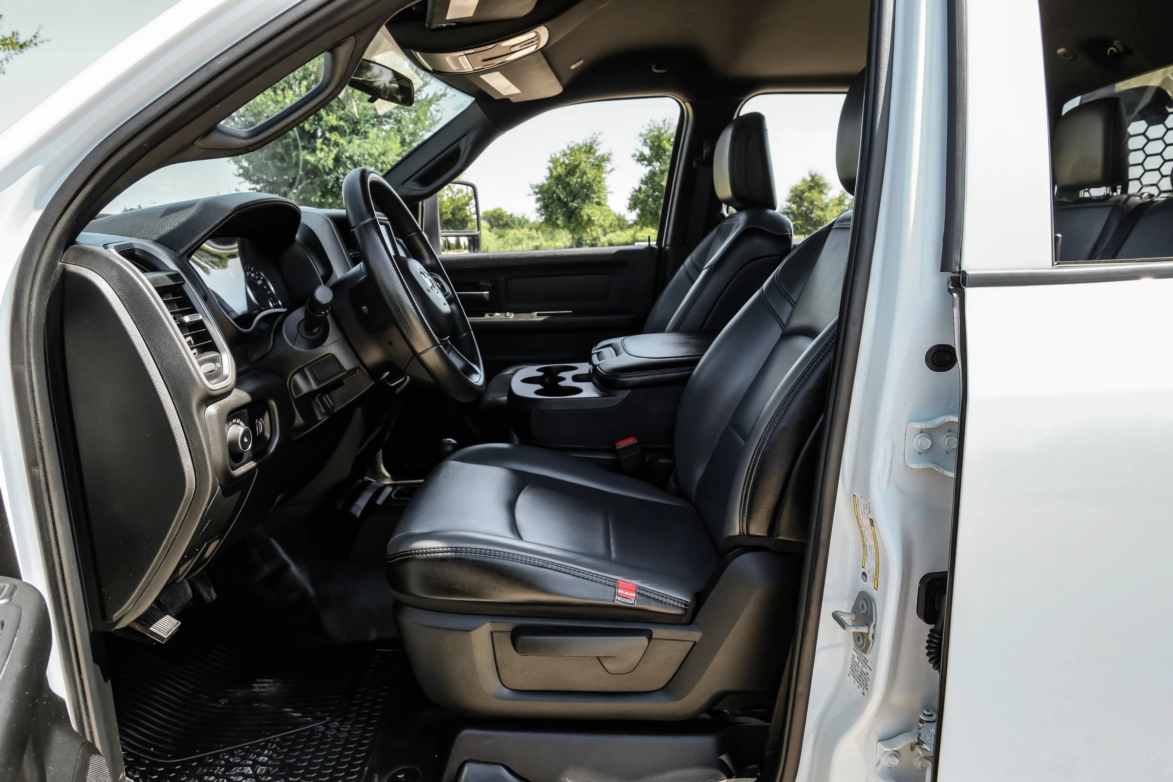 Used 2023 RAM 3500 Tradesman w/ Chrome Appearance Group AWD/4WD image 4