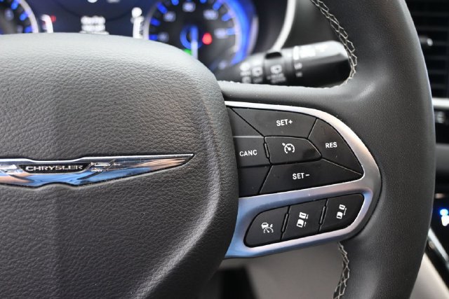 Used 2024 Chrysler Pacifica Touring-L FWD image 19