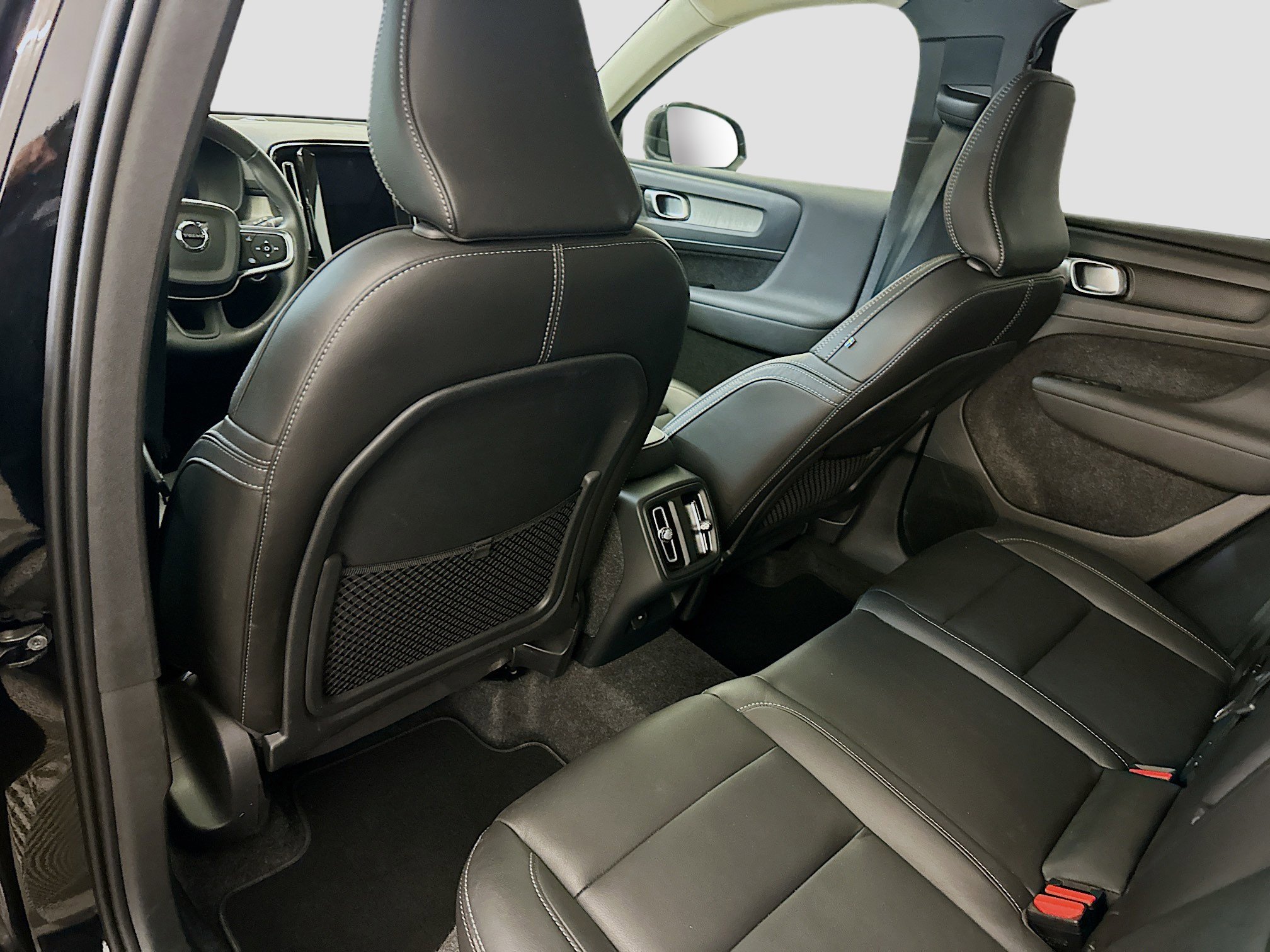 Used 2025 Volvo XC40 B5 Plus image 29