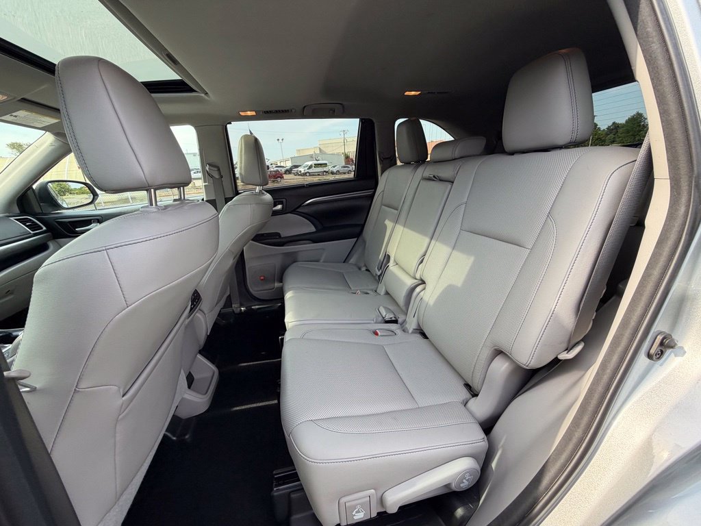 Used 2017 Toyota Highlander Limited AWD/4WD image 26