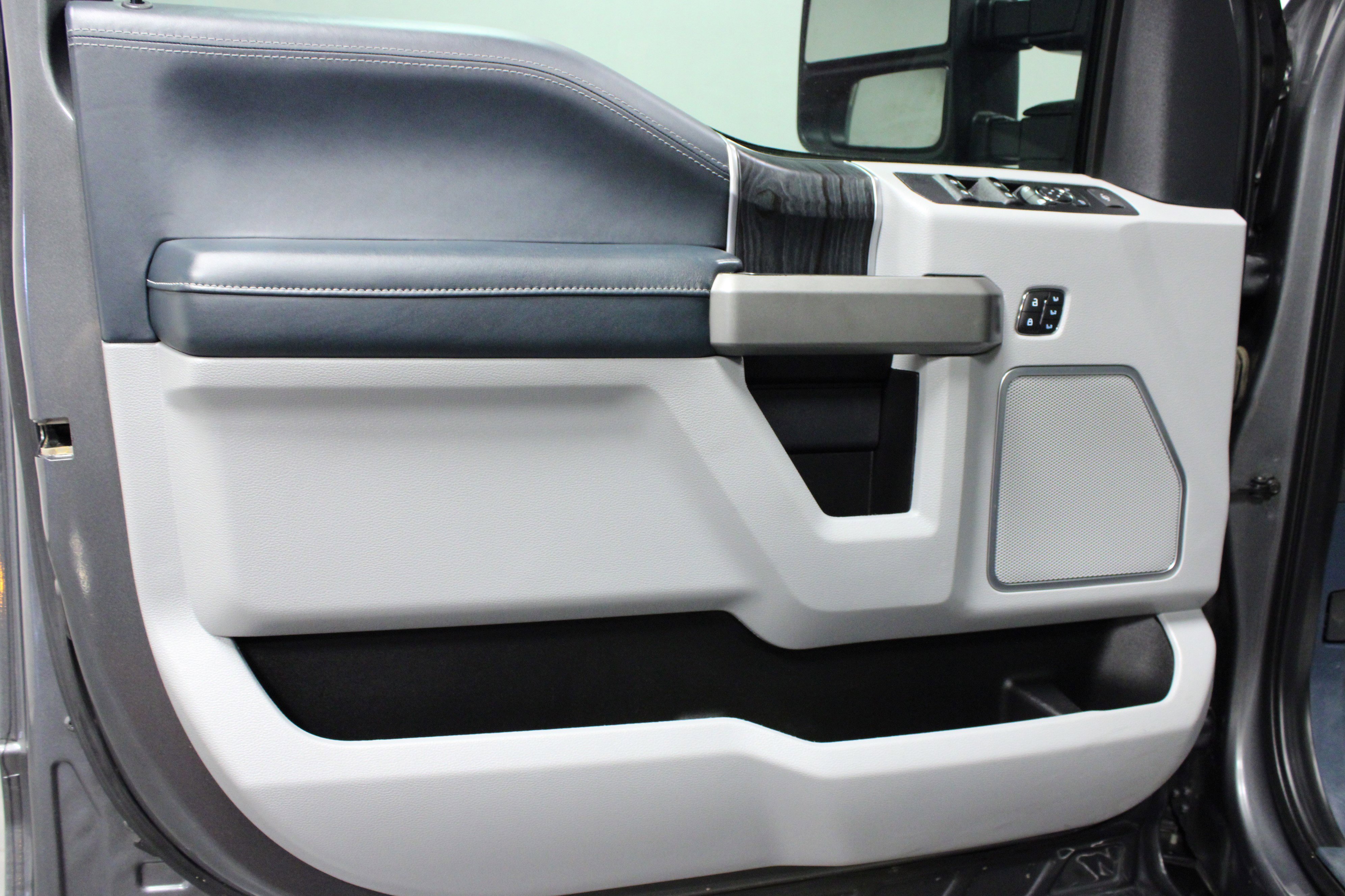 Used 2022 Ford F450 Limited w/ FX4 Off-Road Package image 11