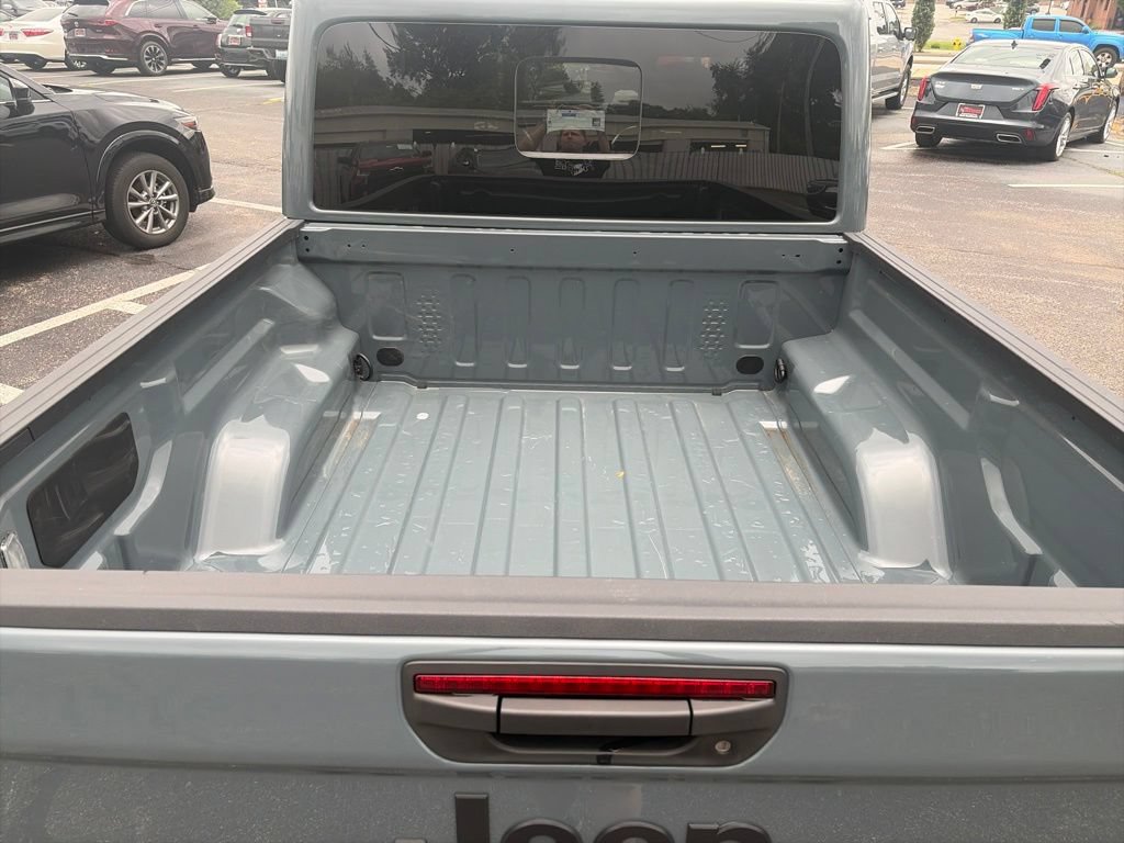 Used 2025 Jeep Gladiator Sport AWD/4WD image 13