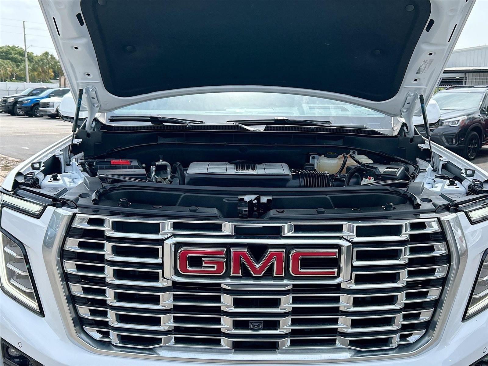 Used 2025 GMC Yukon Denali RWD image 32