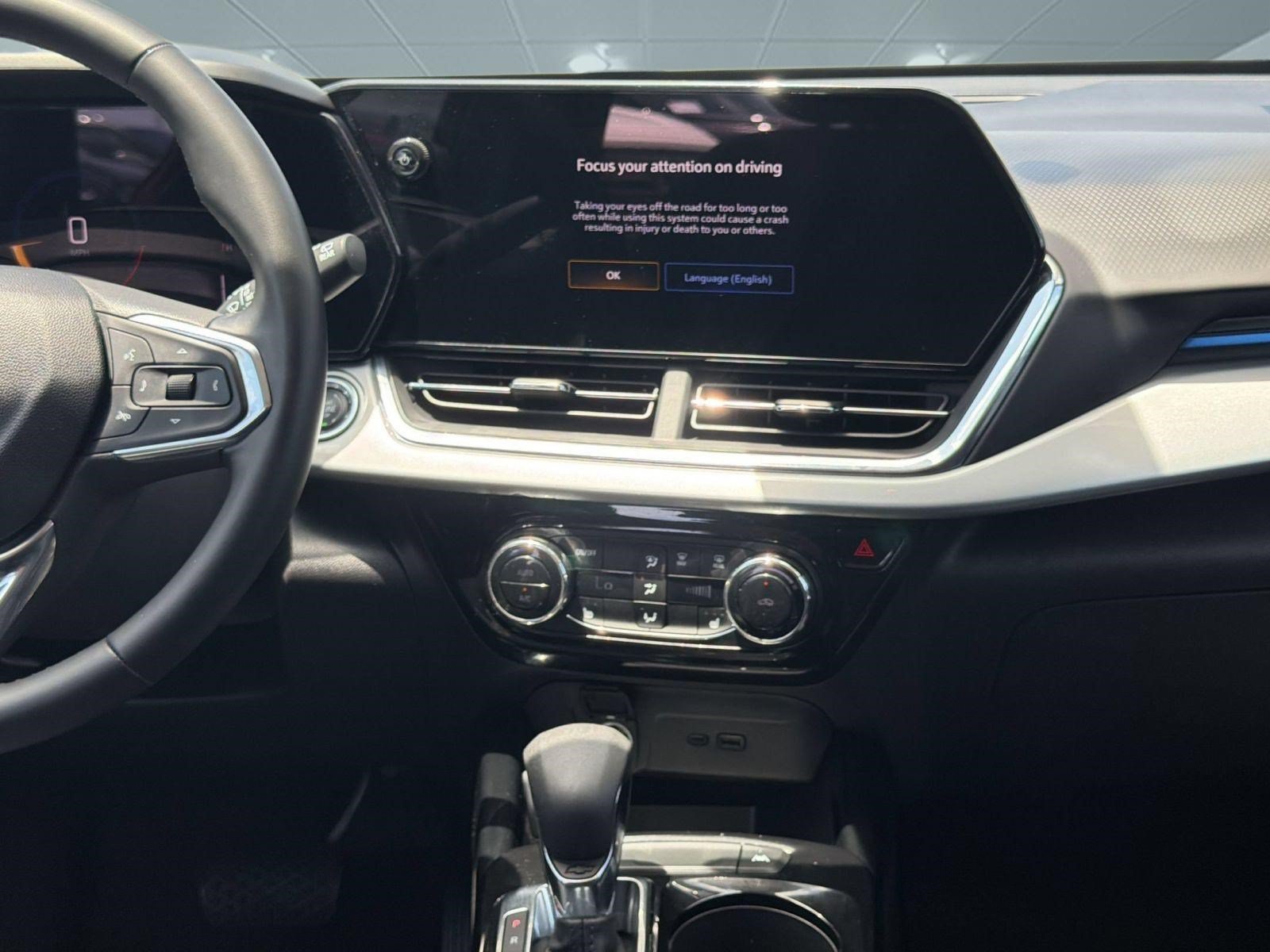 Used 2025 Chevrolet Trax LT w/ LT Convenience Package FWD image 19