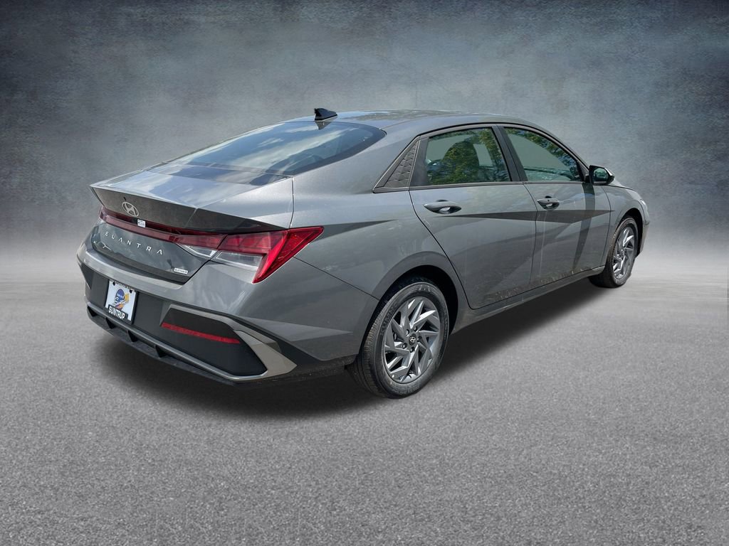 Used 2025 Hyundai Elantra Blue image 32